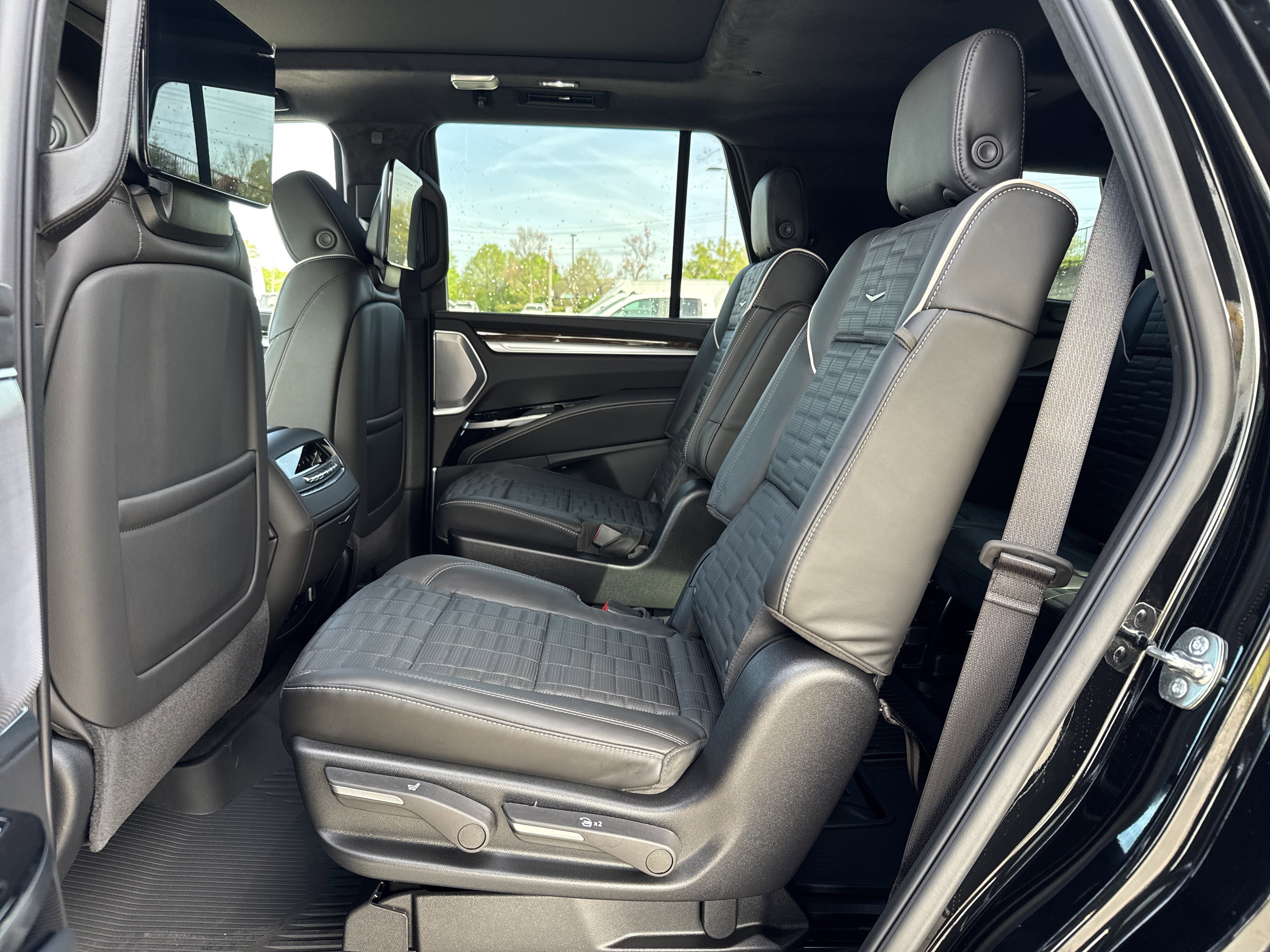 Used 2026 Cadillac Escalade Platinum Sport w/ LPO, ONYX Package image 33