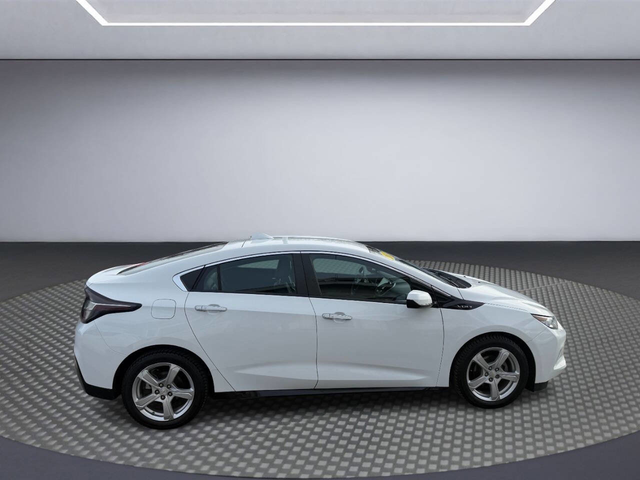Used 2017 Chevrolet Volt LT w/ Comfort Package FWD image 8