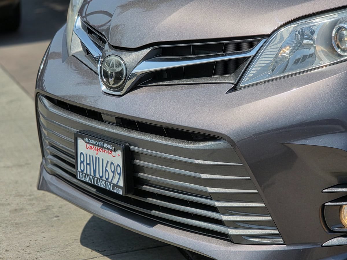 Used 2019 Toyota Sienna XLE w/ XLE Navigation Package FWD image 7