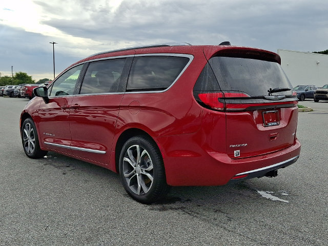 Used 2026 Chrysler Pacifica Pinnacle w/ Trailer Tow Group AWD/4WD image 4