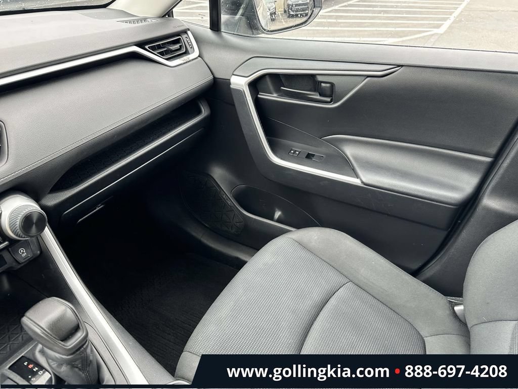 Used 2022 Toyota RAV4 LE AWD/4WD image 28