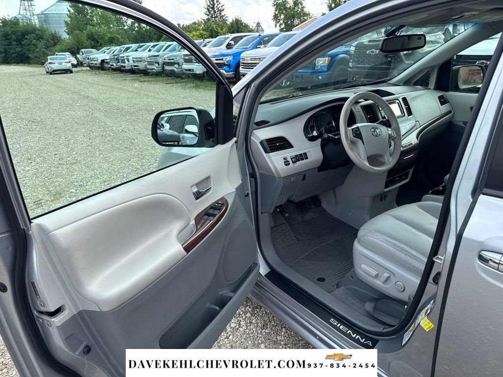Used 2014 Toyota Sienna XLE w/ Entertainment Package FWD image 15