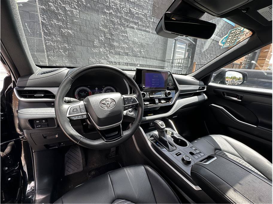 Used 2025 Toyota Highlander XSE AWD/4WD image 14