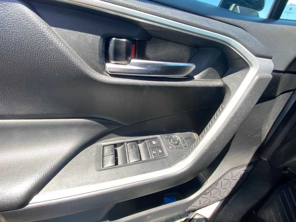 Used 2021 Toyota RAV4 XLE FWD image 12