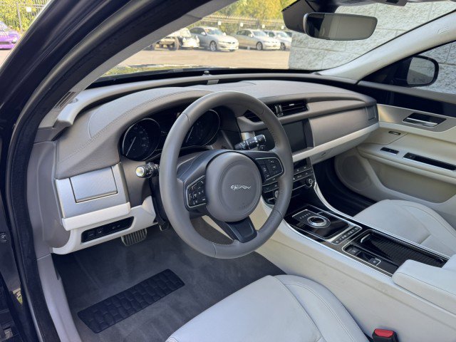 Used 2020 Jaguar XF Premium image 6