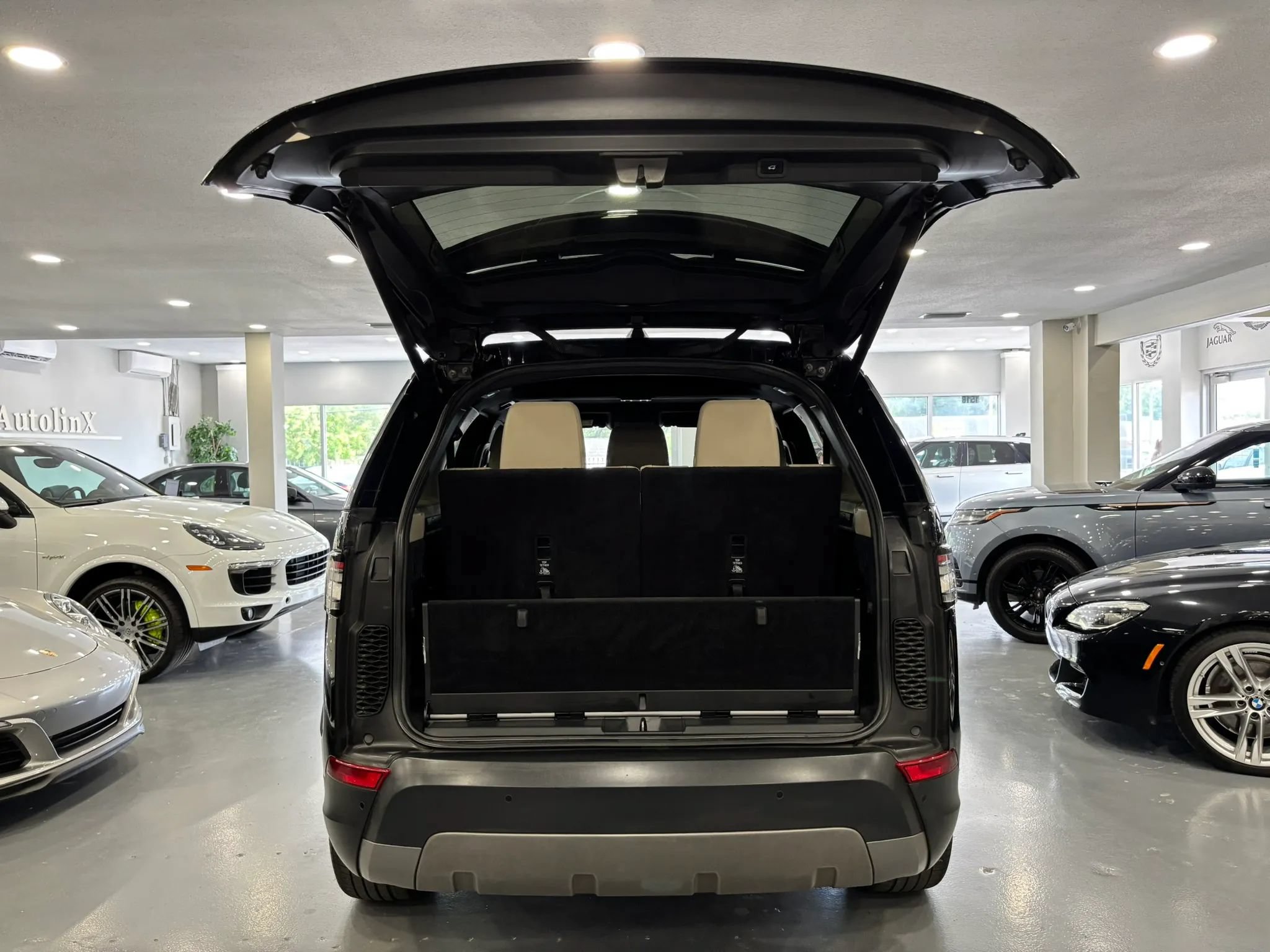 Used 2017 Land Rover Discovery SE AWD/4WD image 45
