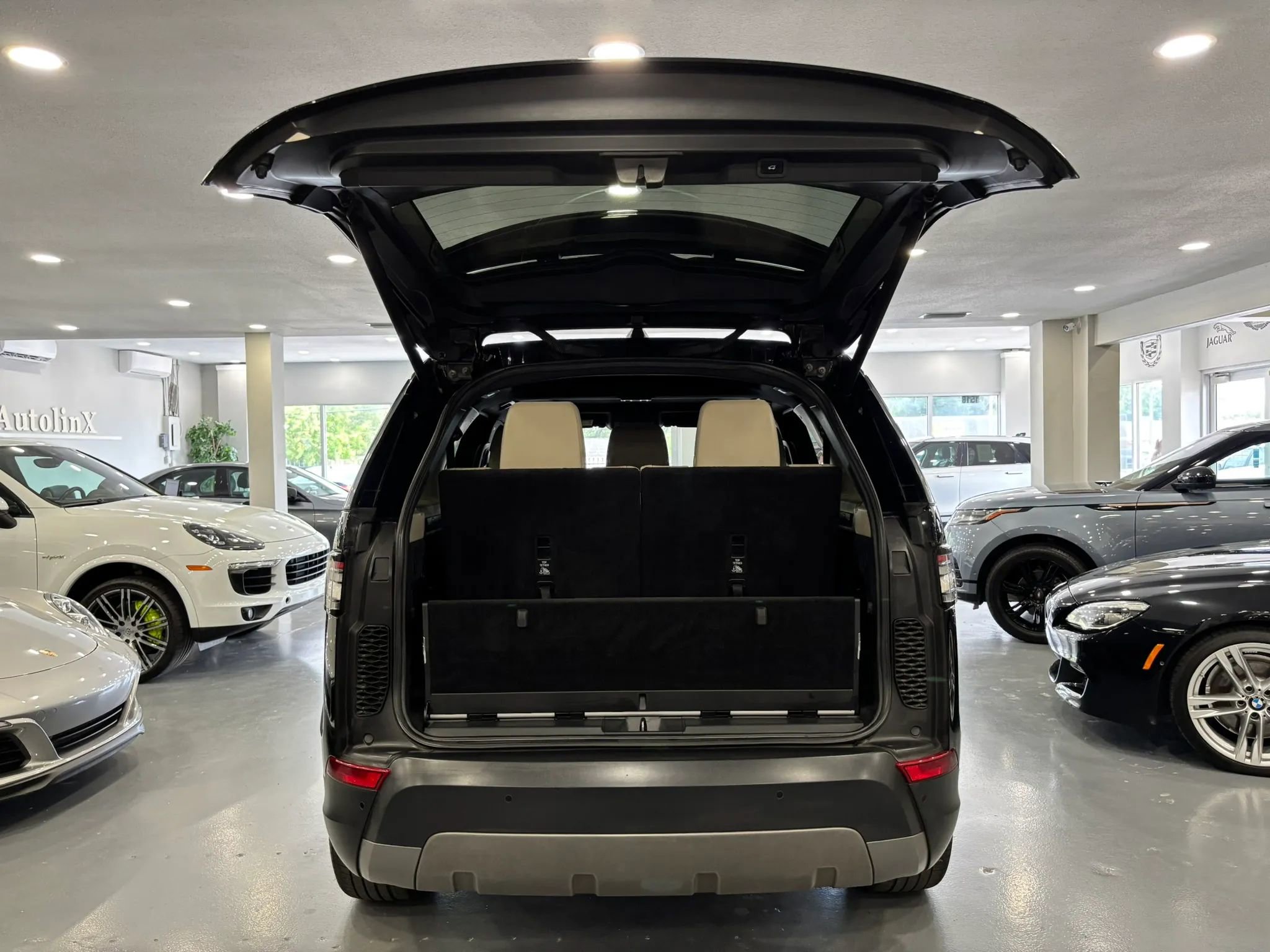 Used 2017 Land Rover Discovery SE AWD/4WD image 45