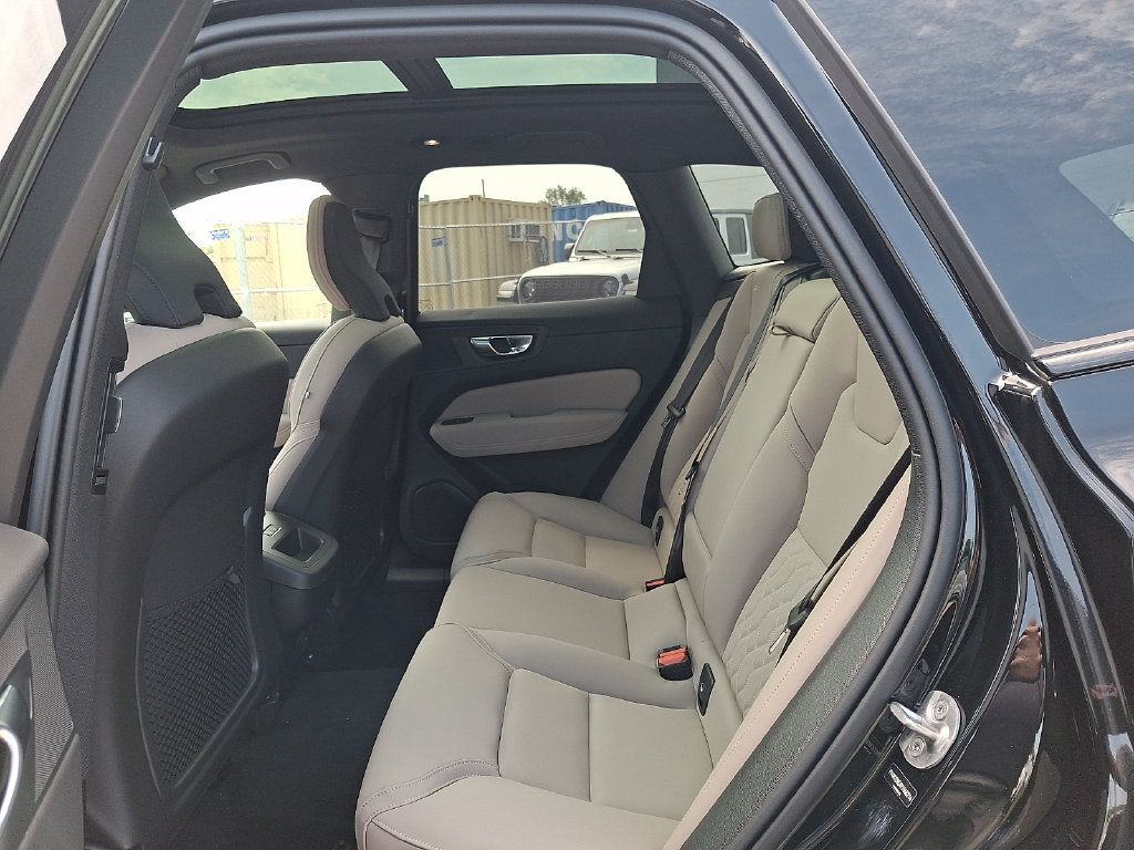 New 2027 Volvo XC60 B5 Plus AWD/4WD image 8