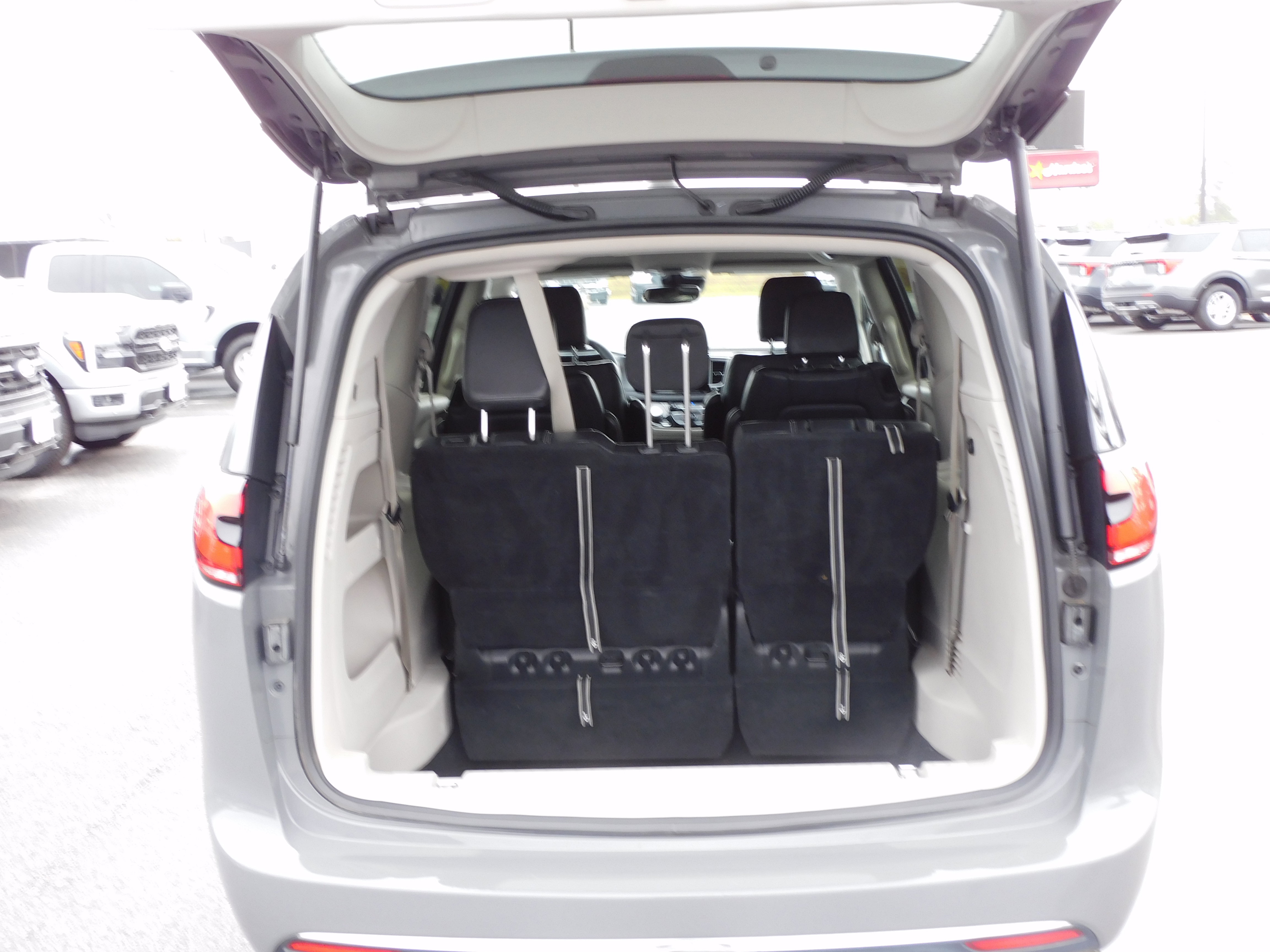 Used 2022 Chrysler Pacifica Touring-L image 5