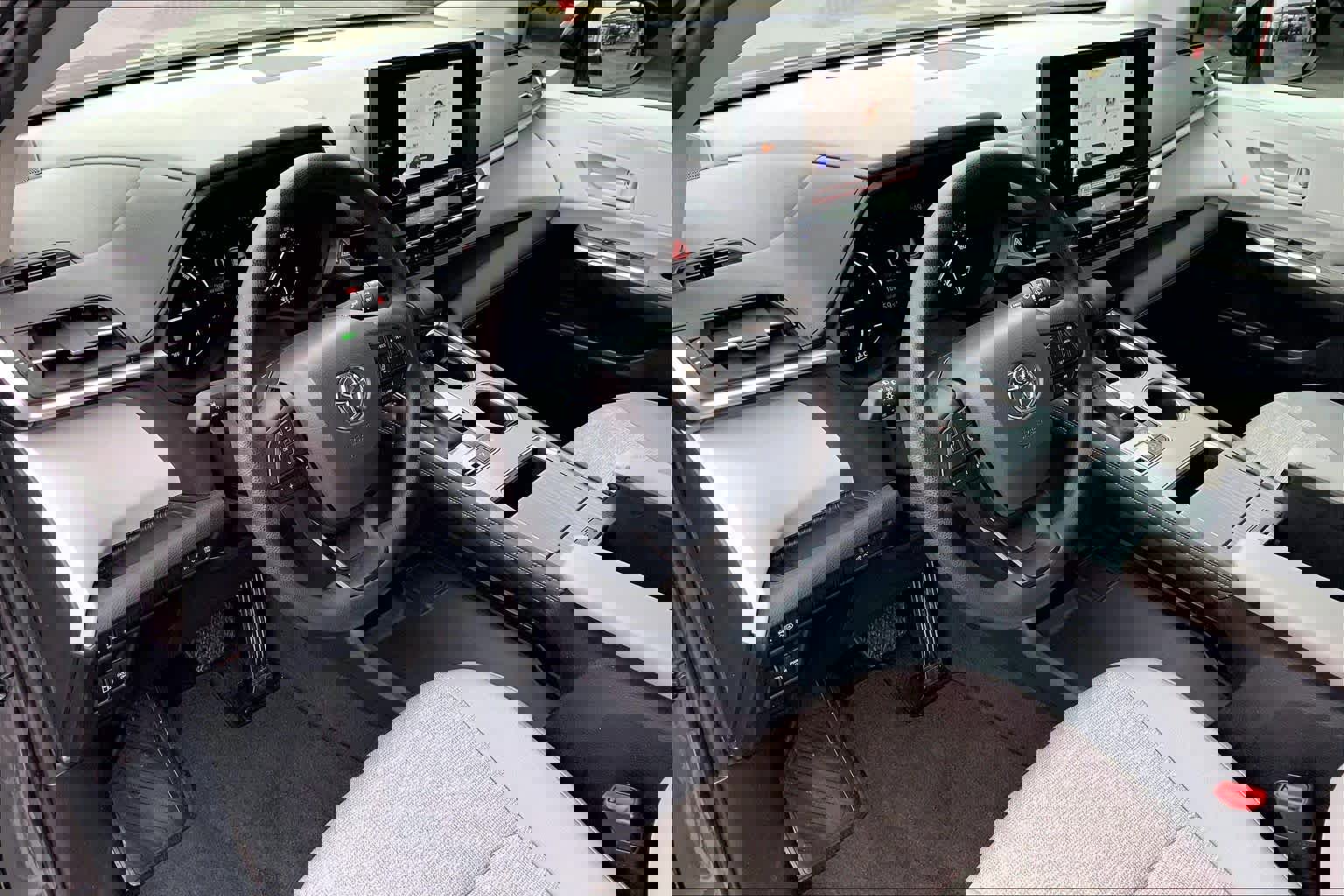 Used 2025 Toyota Sienna LE image 18