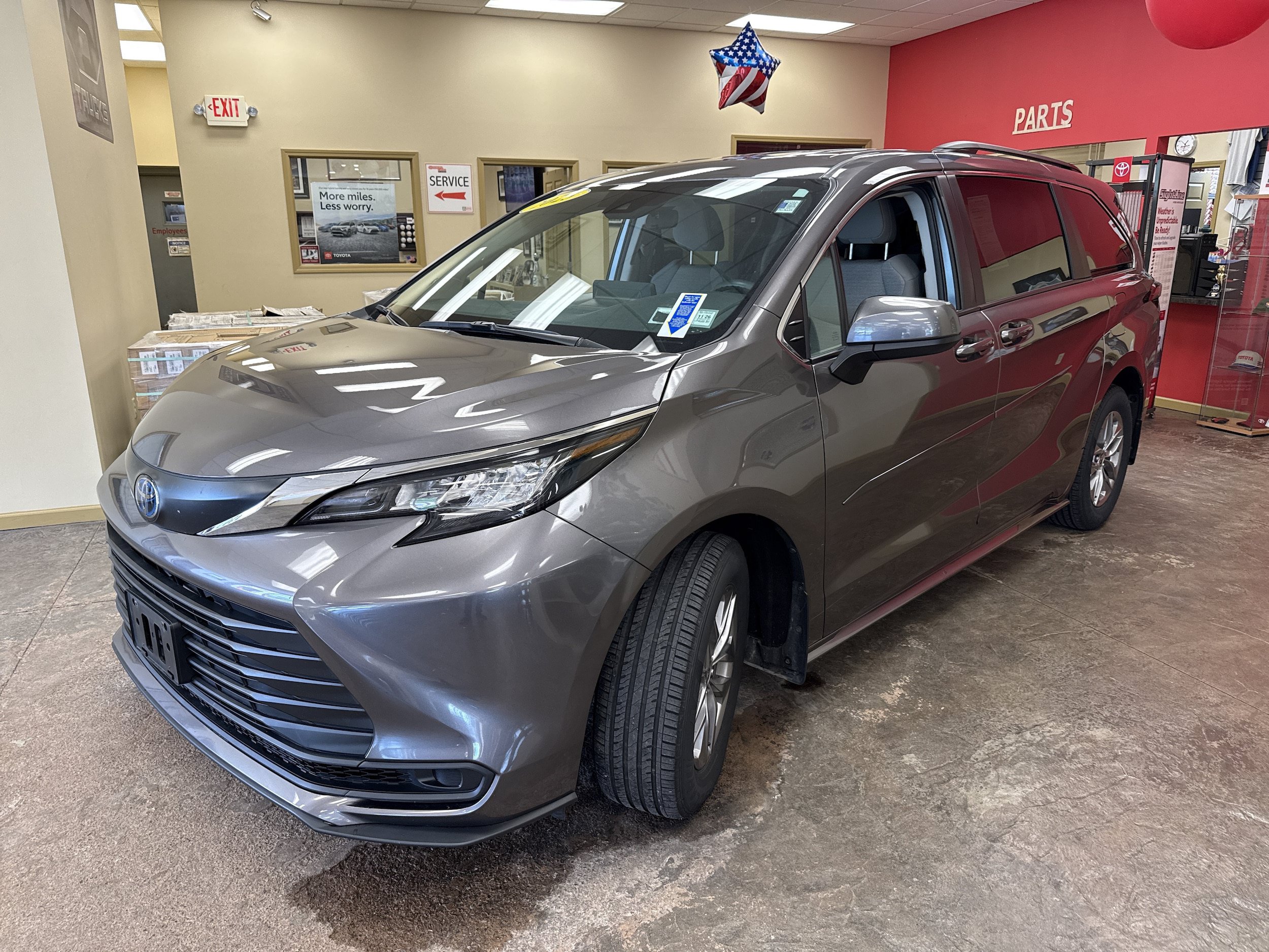 Used 2023 Toyota Sienna LE FWD image 3