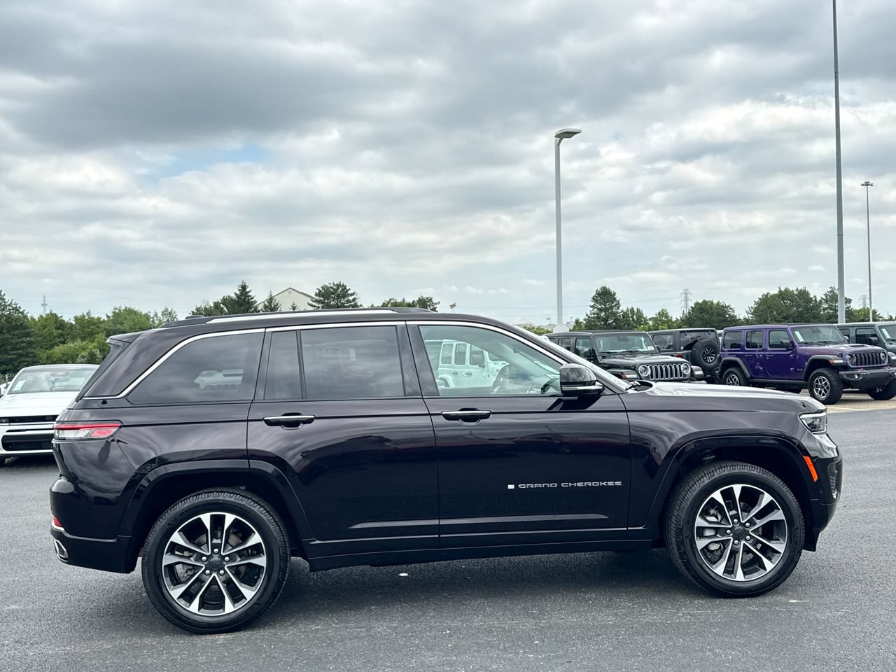 Used 2023 Jeep Grand Cherokee Overland AWD/4WD image 2