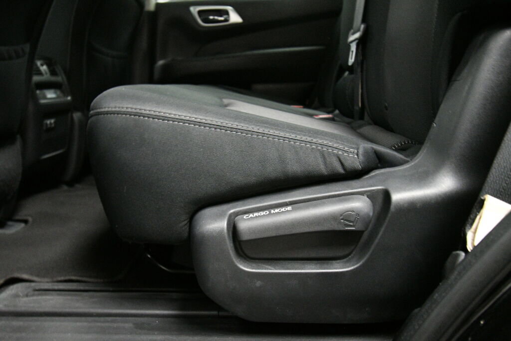 Used 2019 Nissan Pathfinder S image 22