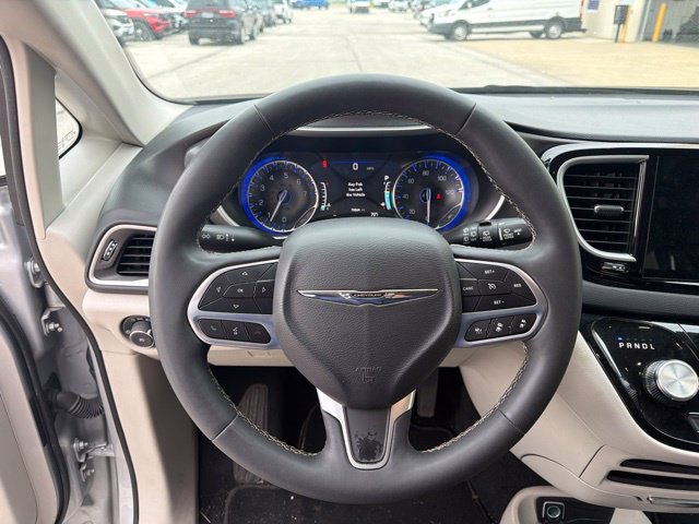 Used 2024 Chrysler Pacifica Touring-L FWD image 21