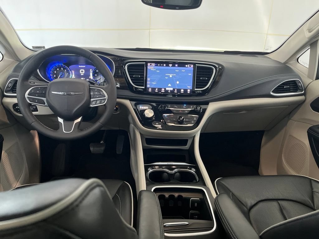 Used 2023 Chrysler Pacifica Limited FWD image 31