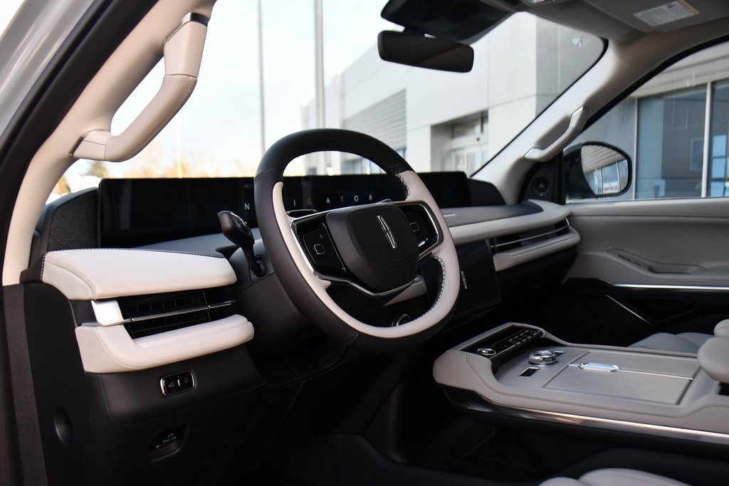 New 2025 Lincoln Navigator Reserve image 11