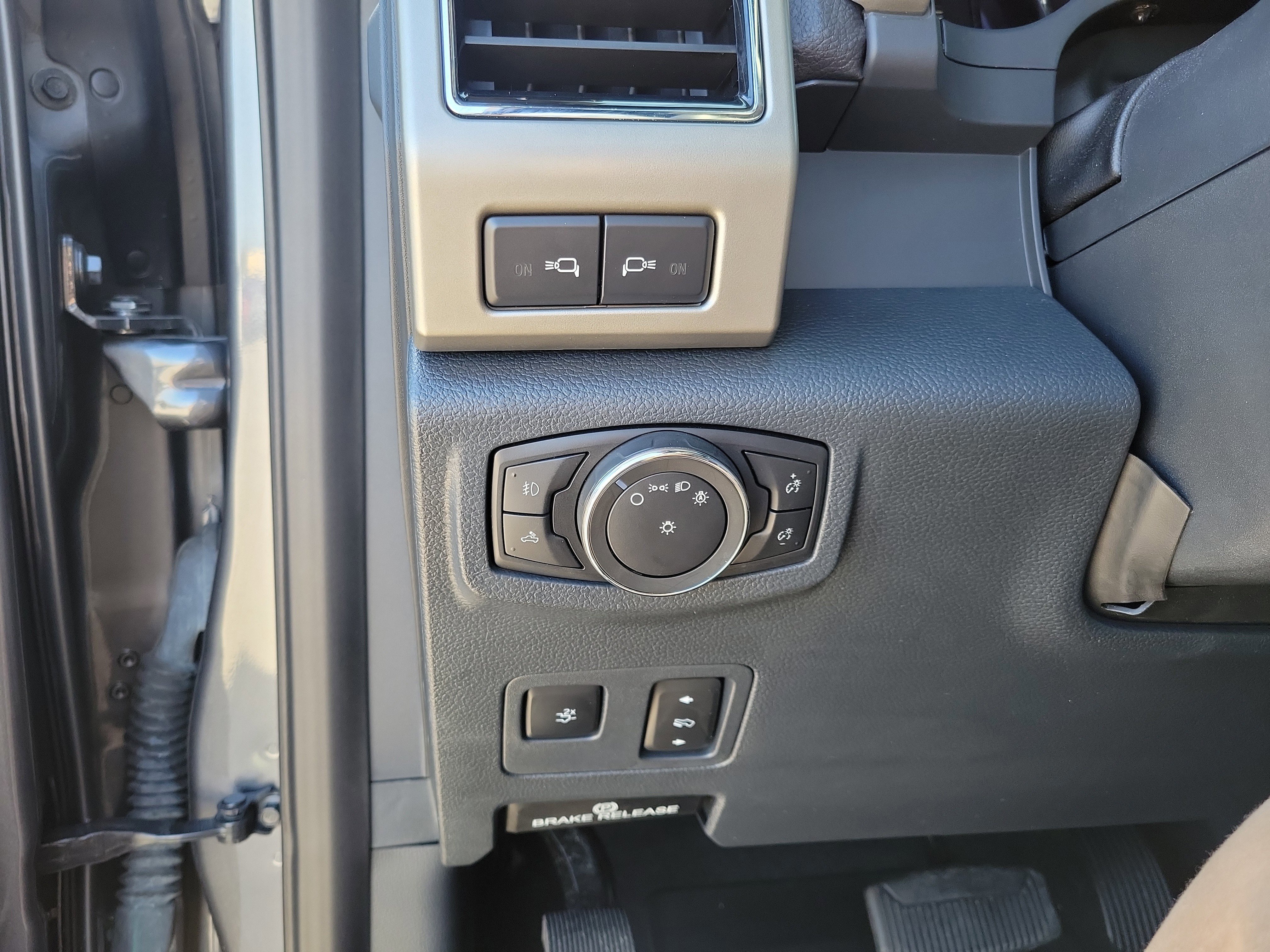 Certified 2022 Ford F350 Lariat w/ Black Appearance Package image 9