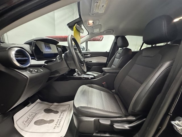 Used 2025 Chevrolet Trax LT w/ LT Convenience Package FWD image 16