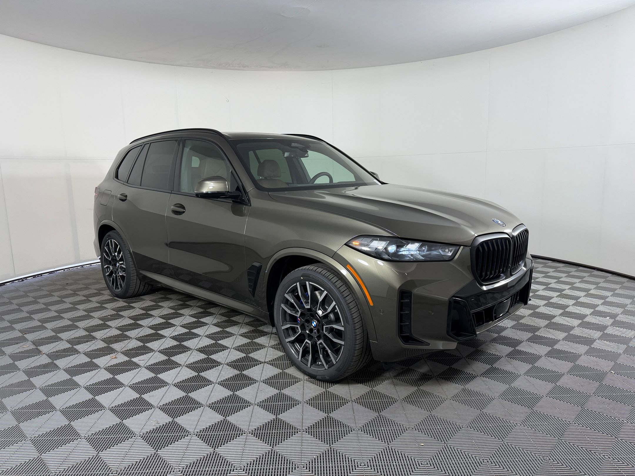 New 2026 BMW X5 xDrive50e w/ M Sport Package AWD/4WD image 7