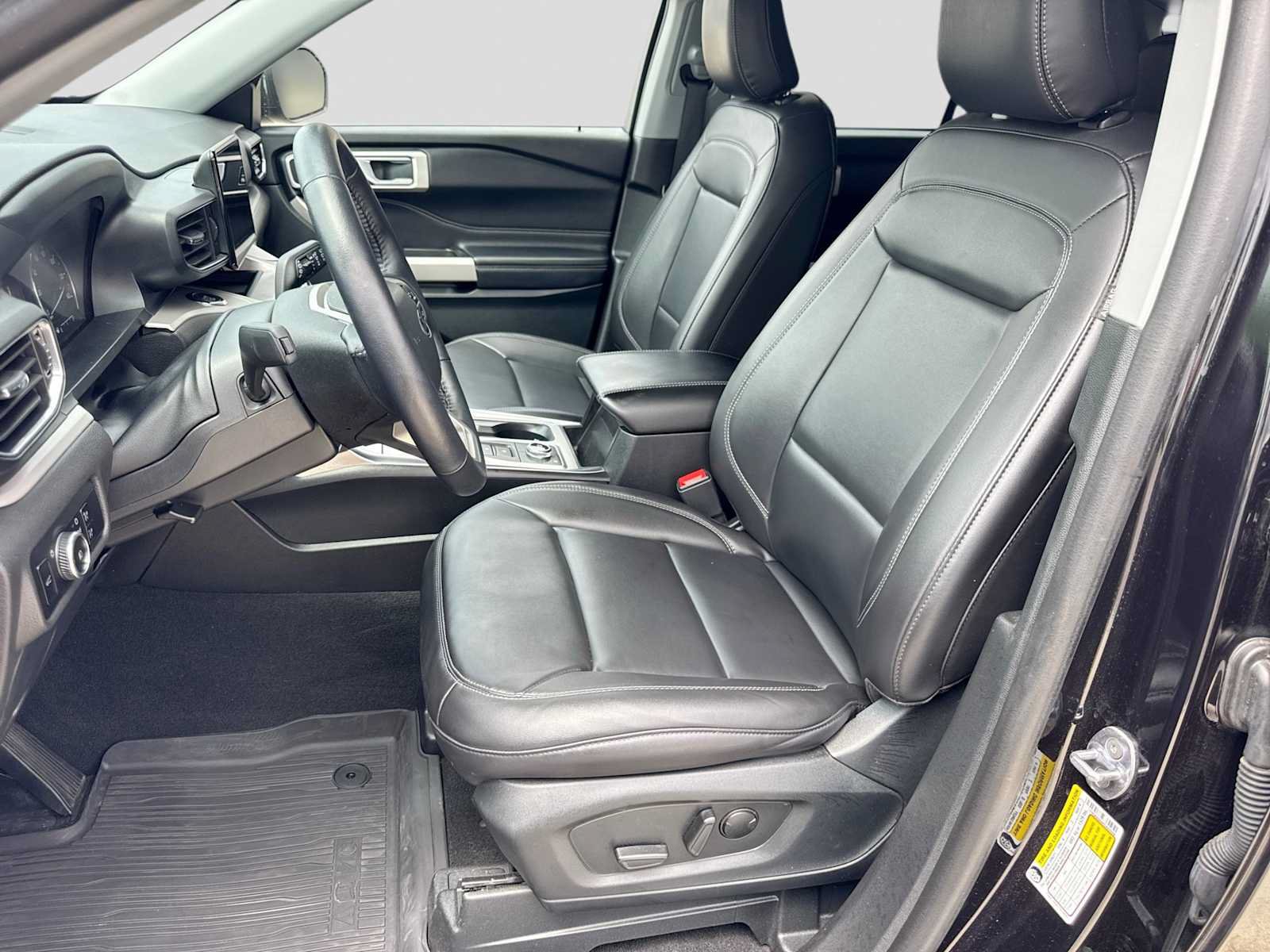 Certified 2023 Ford Explorer XLT w/ Equipment Group 202A AWD/4WD image 15
