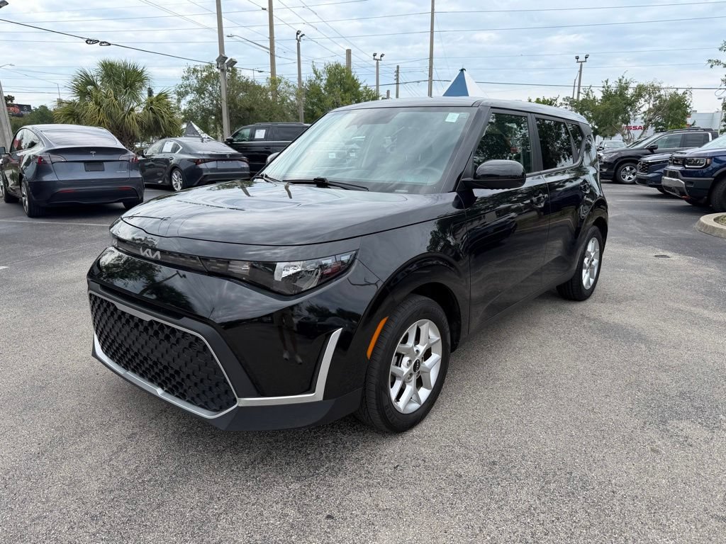 Used 2024 Kia Soul LX w/ Option Group 015 FWD image 3