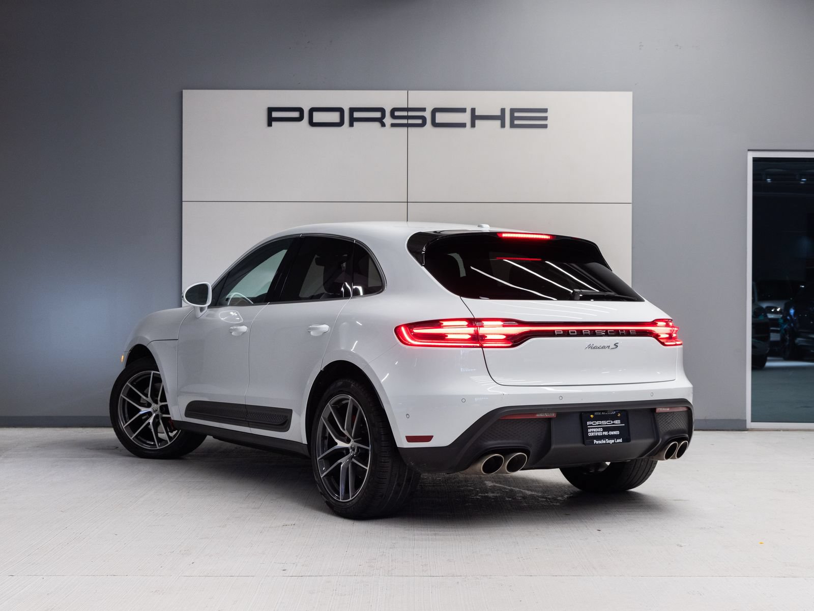 Certified 2023 Porsche Macan S AWD/4WD image 3