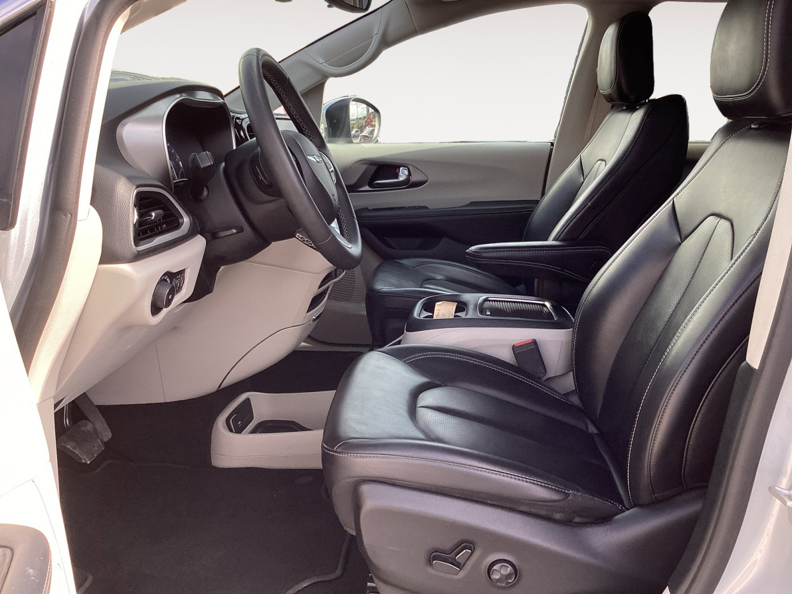 Used 2023 Chrysler Pacifica Touring-L image 28