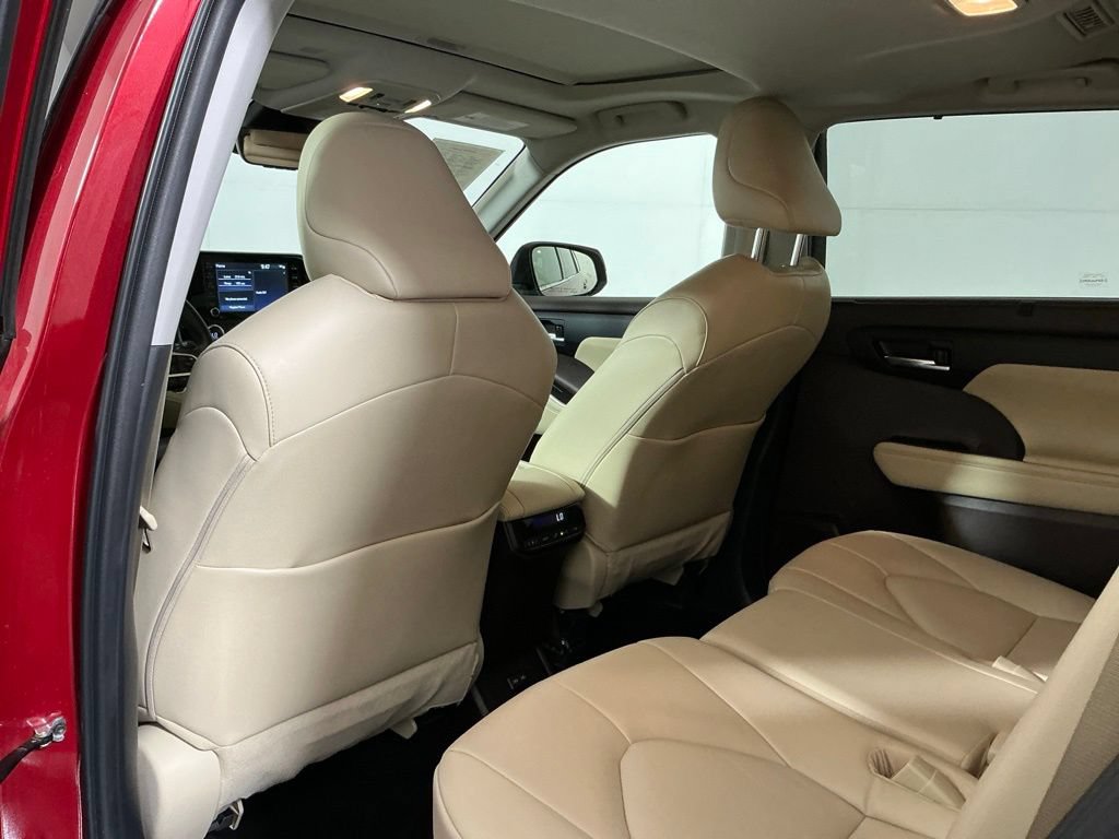 Used 2022 Toyota Highlander XLE FWD image 24