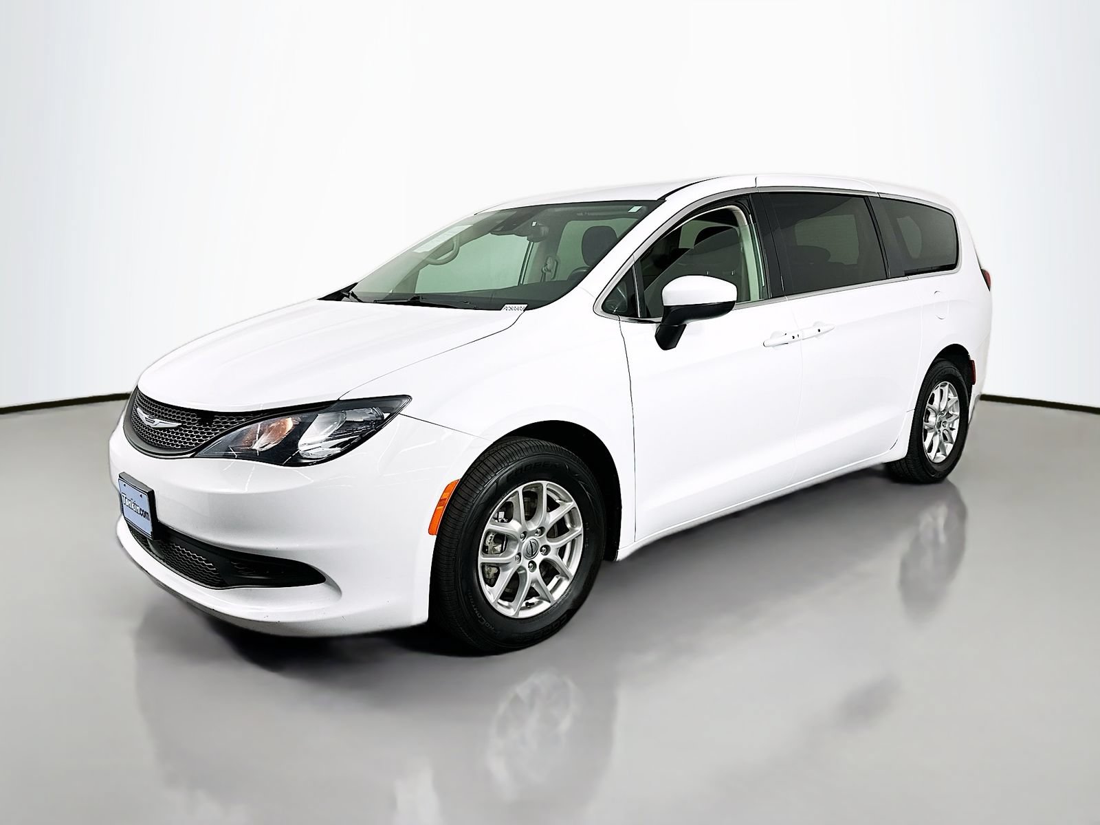 Used 2023 Chrysler Voyager LX FWD image 4