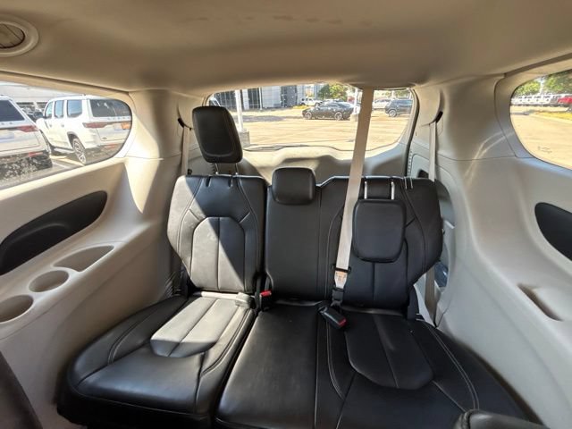 Used 2023 Chrysler Pacifica Touring-L FWD image 15