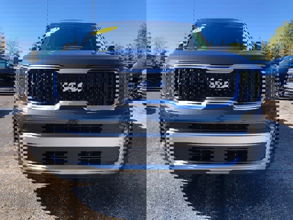 Used 2024 Kia Telluride EX w/ EX Captain's Chair Package image 2