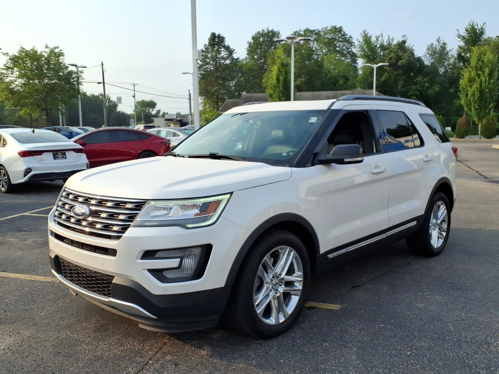 Used 2017 Ford Explorer XLT w/ Equipment Group 202A AWD/4WD image 3