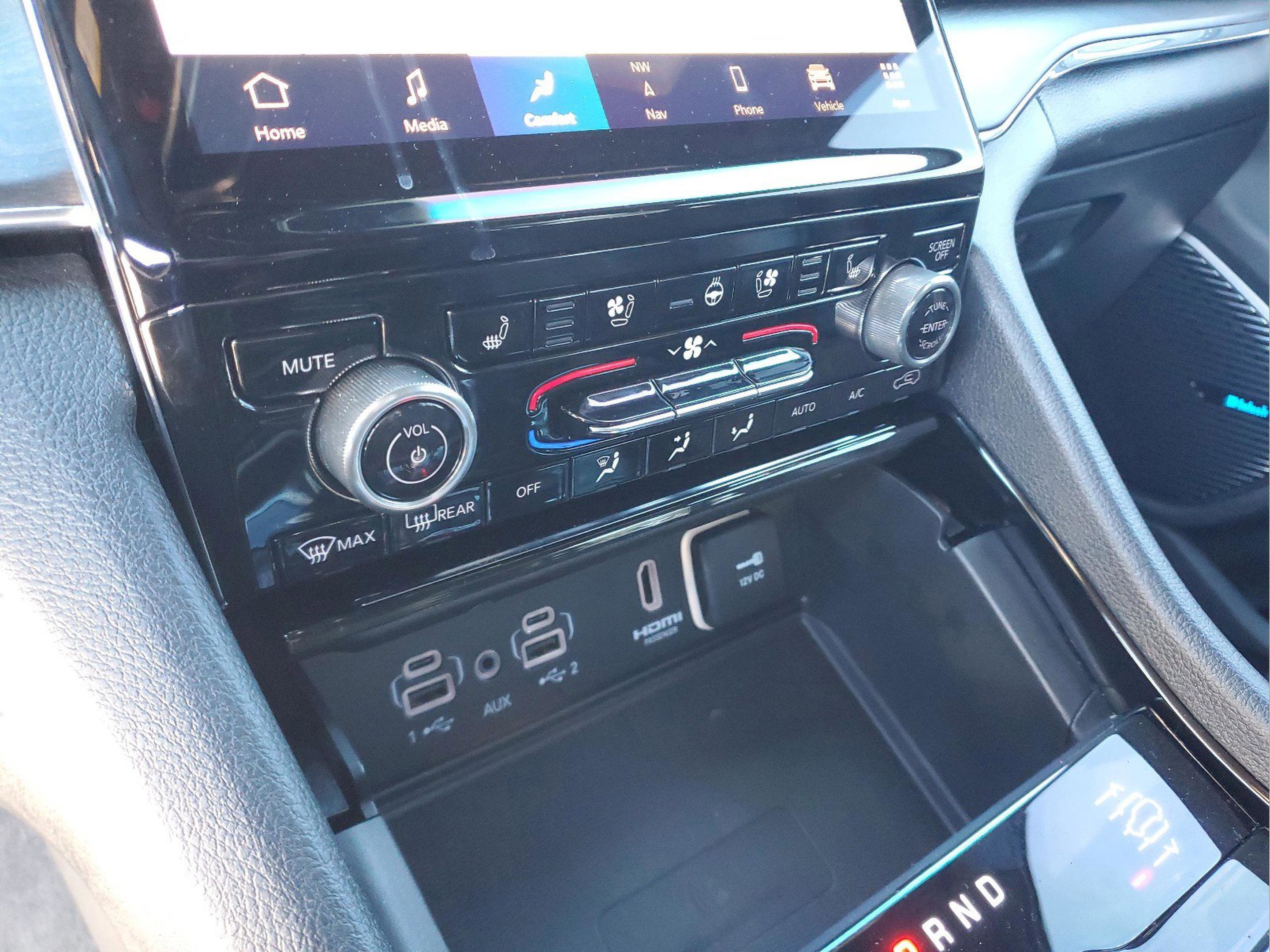 Used 2024 Jeep Grand Cherokee Overland w/ Advanced Protech Group III image 17