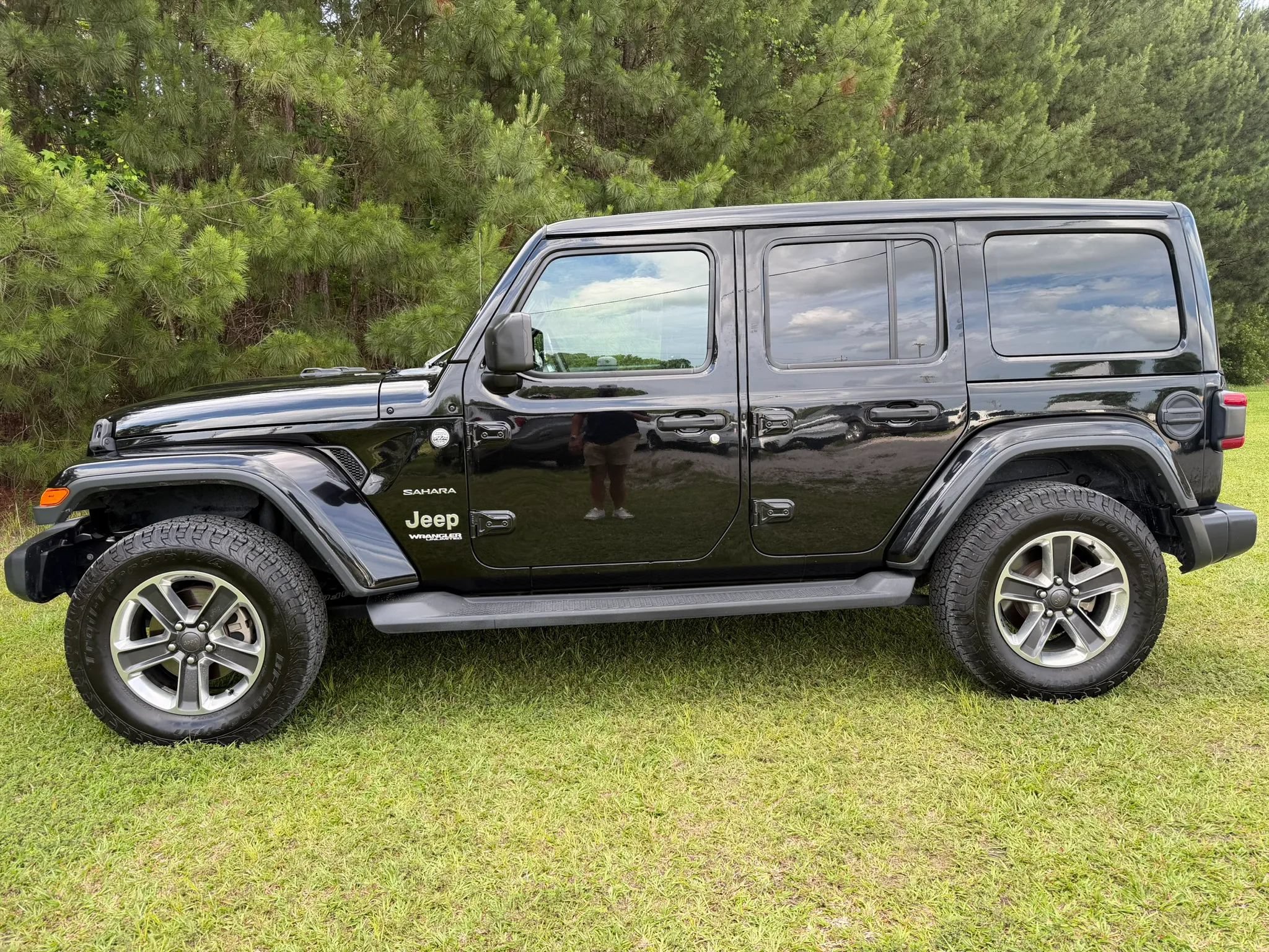 Used 2019 Jeep Wrangler Unlimited Sahara AWD/4WD image 2