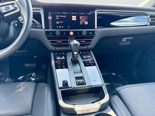 Certified 2025 Porsche Macan AWD/4WD image 19