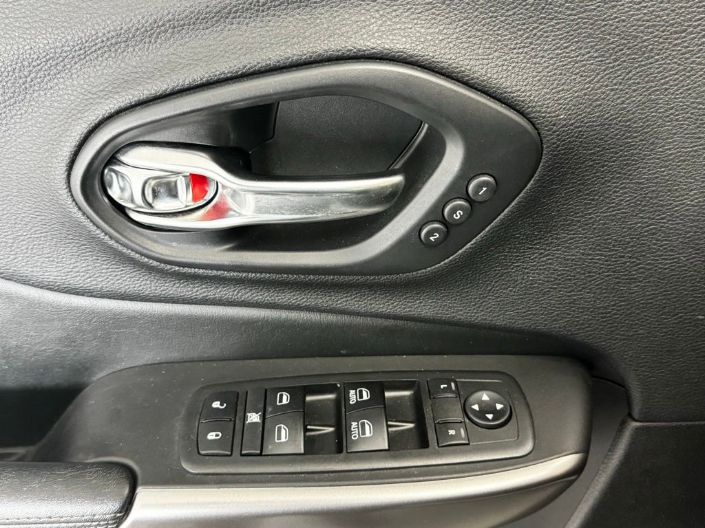 Used 2019 Jeep Cherokee Limited w/ Luxury Group image 12