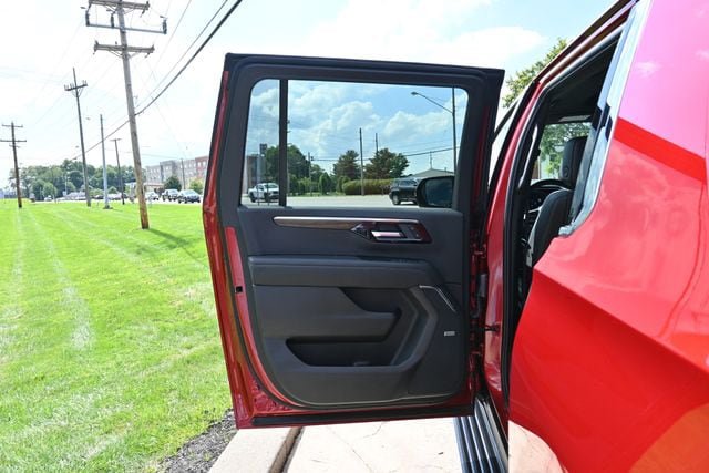 Used 2026 Chevrolet Suburban High Country AWD/4WD image 24