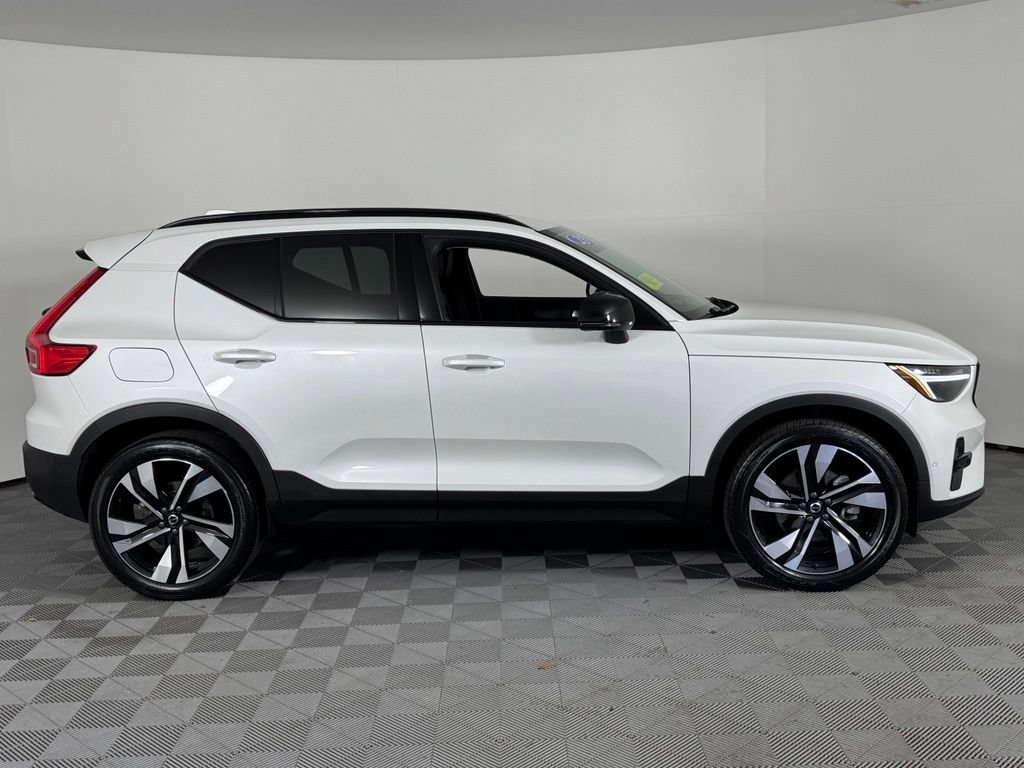 Certified 2023 Volvo XC40 B5 Plus w/ Driver Assist Package AWD/4WD image 5