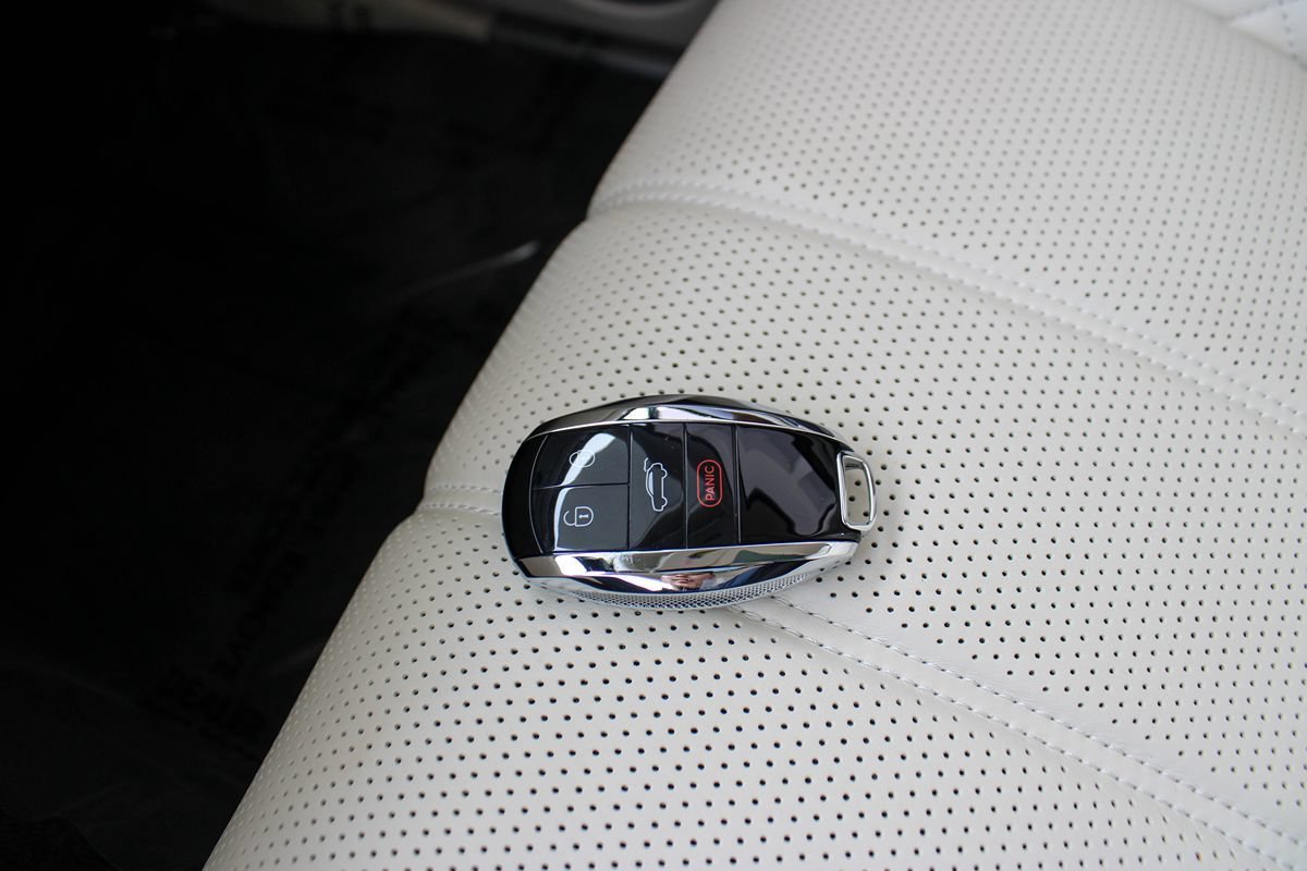 Used 2020 Bentley Bentayga Plug-In Hybrid AWD/4WD image 49