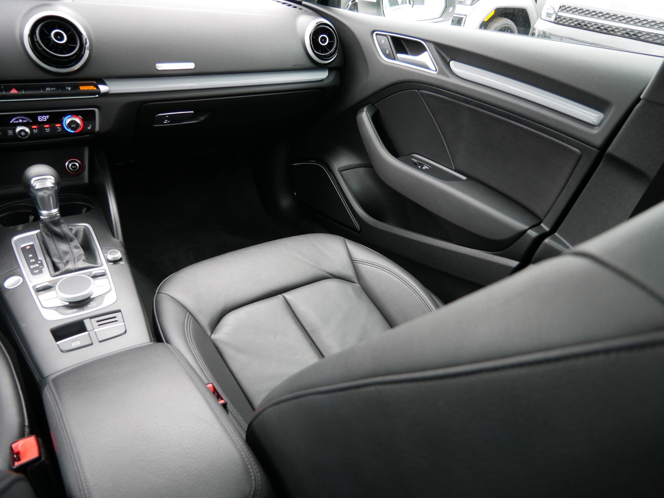 Used 2016 Audi A3 e-tron Premium Plus w/ Premium Plus Package FWD image 11