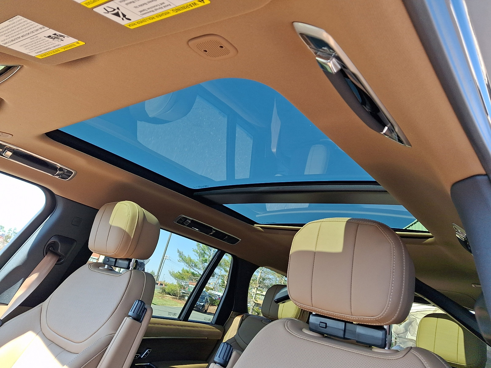 New 2026 Land Rover Range Rover Long Wheelbase SE image 12