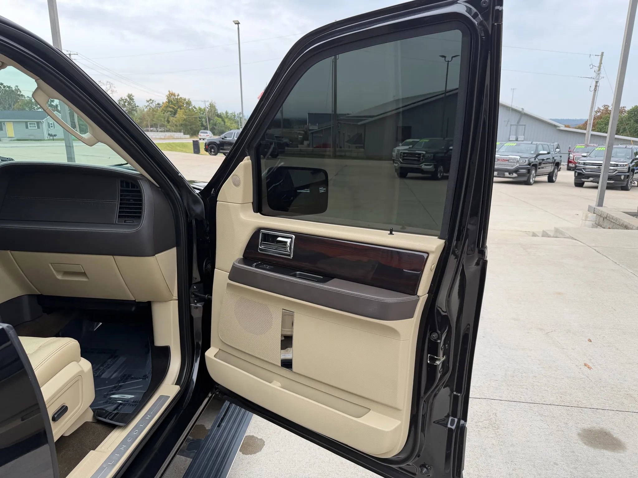 Used 2015 Lincoln Navigator L 4WD w/ Equipment Group 101A Reserve image 51