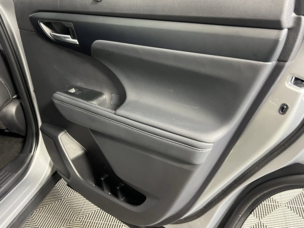 Used 2025 Toyota Highlander XLE image 30