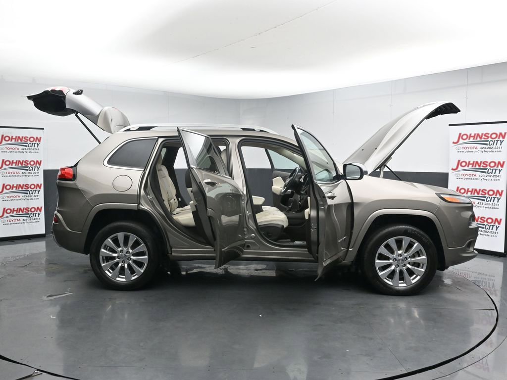 Used 2017 Jeep Cherokee Overland w/ Technology Group AWD/4WD image 42