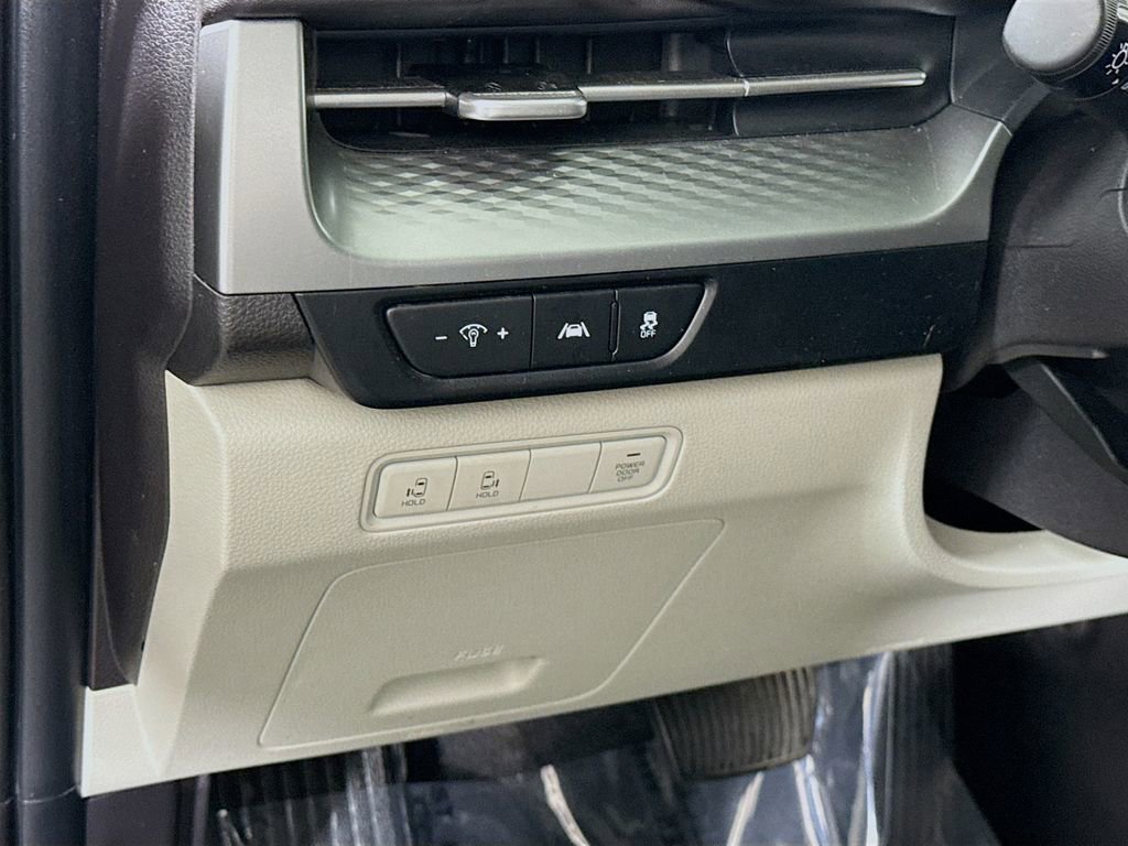 Used 2022 Kia Carnival LX image 18