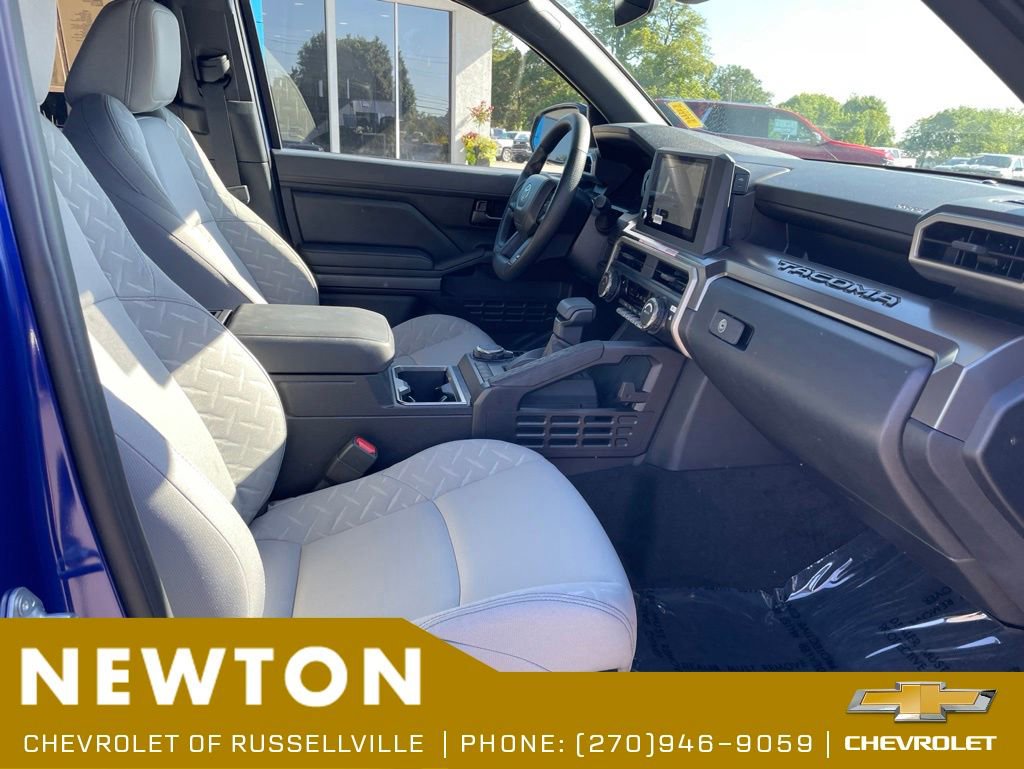 Used 2025 Toyota Tacoma SR5 AWD/4WD image 18