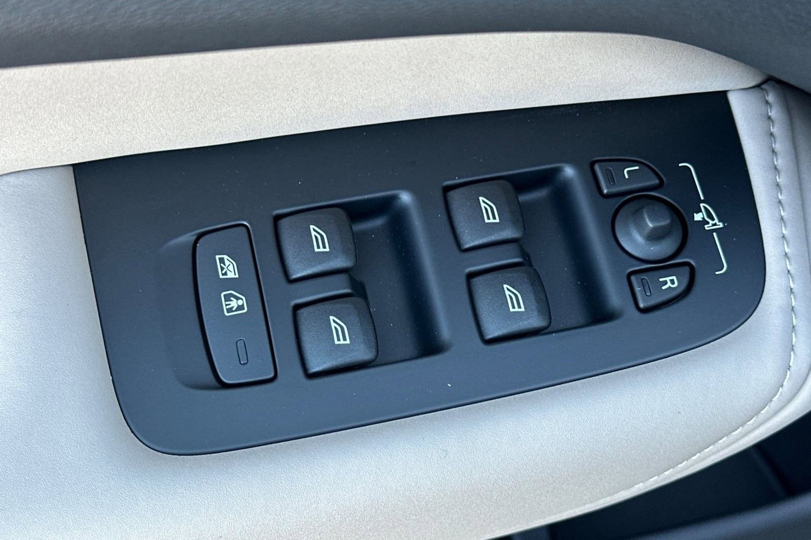 New 2026 Volvo XC60 B5 Plus w/ Protection Package Premier image 15