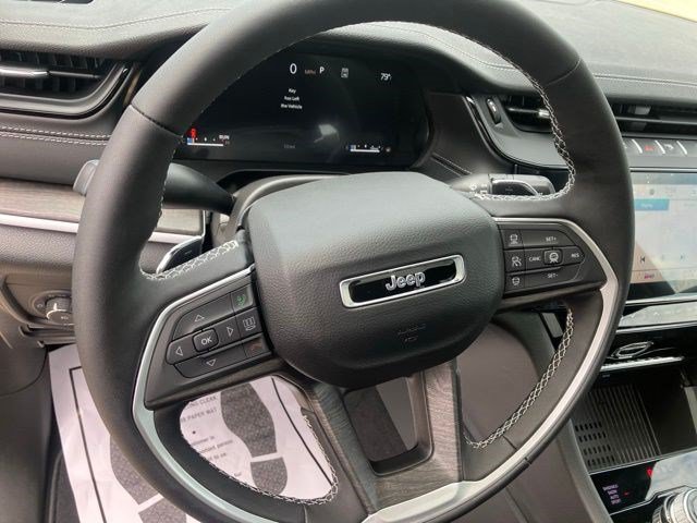 New 2026 Jeep Grand Cherokee Limited w/ Luxury Tech Group II AWD/4WD image 16