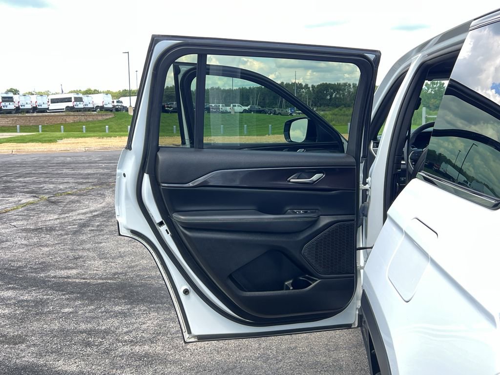 Used 2023 Jeep Grand Cherokee L Laredo image 35