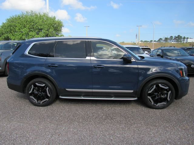 Used 2023 Kia Telluride EX w/ EX Captain's Chair Package image 2